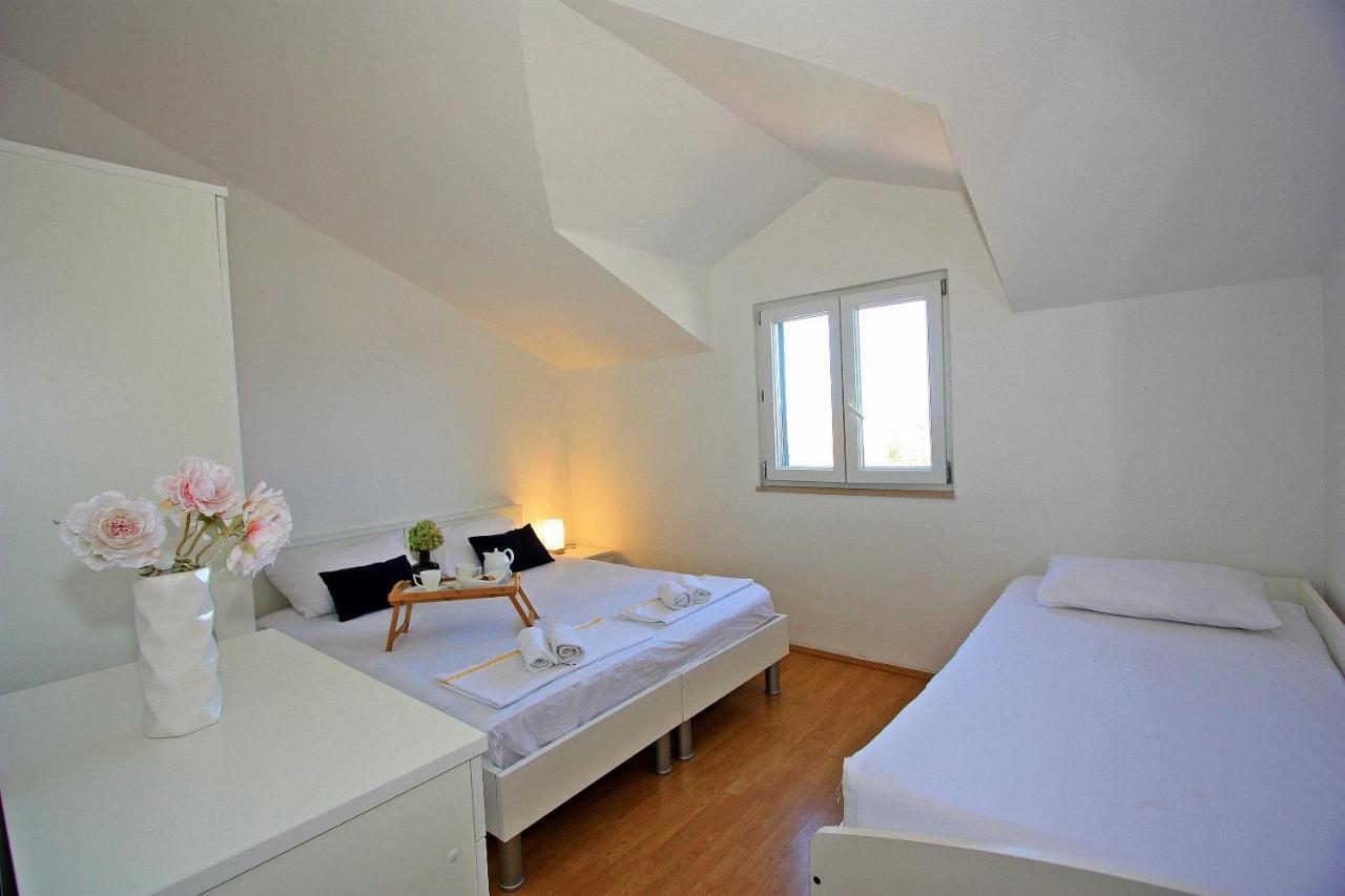 Apartments Jaksic - Zile Supetar Exterior foto